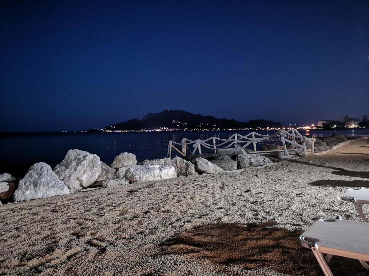Point Ephemere Beachfront Apartments Закинтос Екстериор снимка